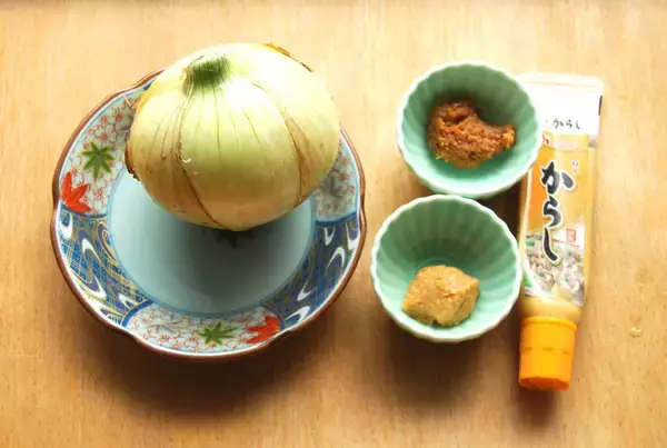 「【魅惑のカラシつぅーーん！】だし不要なほど濃厚旨み「新玉ねぎのみそ汁」作ってみた！これハマるわ～♪」の画像