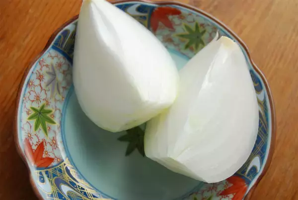 「【魅惑のカラシつぅーーん！】だし不要なほど濃厚旨み「新玉ねぎのみそ汁」作ってみた！これハマるわ～♪」の画像
