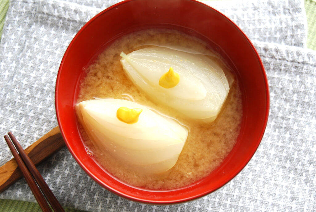 【魅惑のカラシつぅーーん！】だし不要なほど濃厚旨み「新玉ねぎのみそ汁」作ってみた！これハマるわ～♪