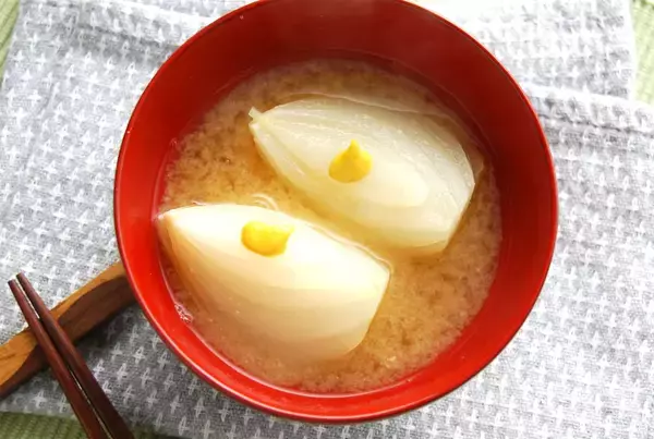 「【魅惑のカラシつぅーーん！】だし不要なほど濃厚旨み「新玉ねぎのみそ汁」作ってみた！これハマるわ～♪」の画像