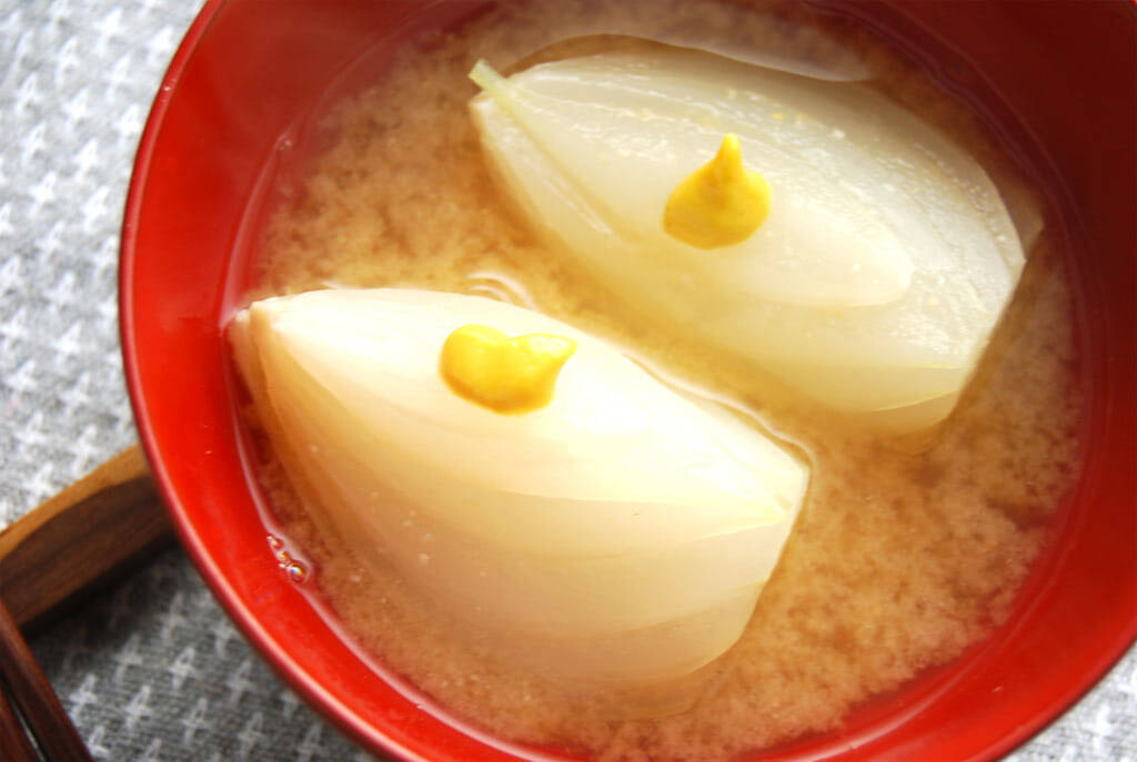 【魅惑のカラシつぅーーん！】だし不要なほど濃厚旨み「新玉ねぎのみそ汁」作ってみた！これハマるわ～♪