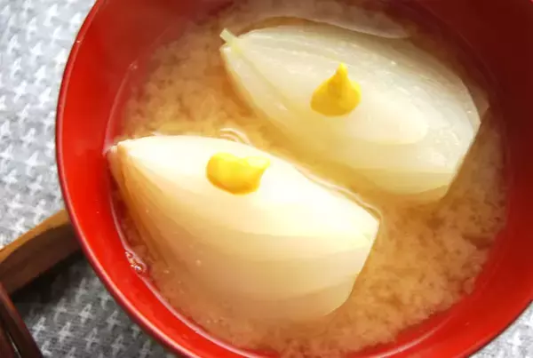「【魅惑のカラシつぅーーん！】だし不要なほど濃厚旨み「新玉ねぎのみそ汁」作ってみた！これハマるわ～♪」の画像