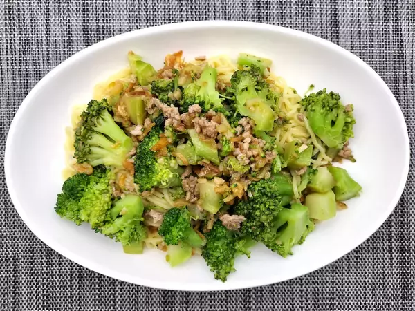 「【シェフ脇屋の1個使い切りレシピ】芯・茎・葉…捨てるところナシ！「ブロッコリーの豪快まぜそば」に挑戦♪」の画像