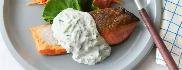 「【ヨーグルトを魚にかけると…】箸が止まらなくなる！爽やかな「ザジキ風ソース」で鮭のムニエル作ってみて！」の画像