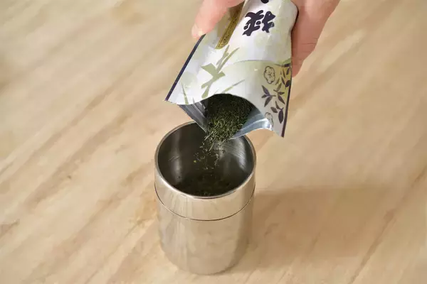 「開封後のお茶は冷蔵保存NG！お茶農家直伝【緑茶の正しい保存法】茶葉は昔ながらのあの缶に入れるべし」の画像