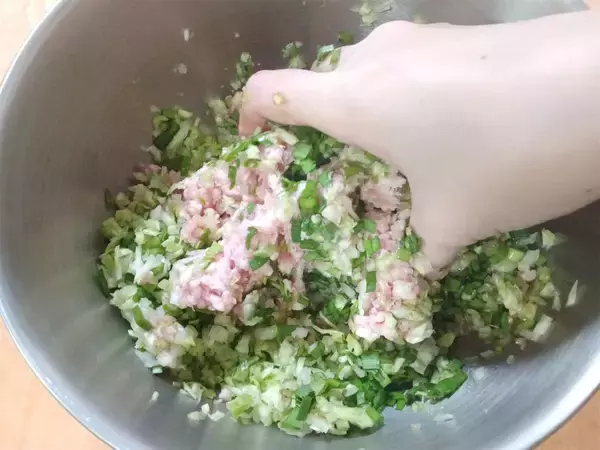 「餃子の皮不要♪大根で挟むだけ「大根餃子」作ってみた！滴るほどジューシーで旨味爆発♡【農家直伝】」の画像