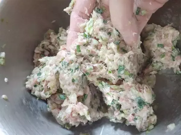 「餃子の皮不要♪大根で挟むだけ「大根餃子」作ってみた！滴るほどジューシーで旨味爆発♡【農家直伝】」の画像