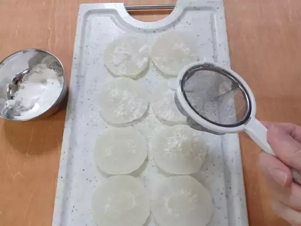 「餃子の皮不要♪大根で挟むだけ「大根餃子」作ってみた！滴るほどジューシーで旨味爆発♡【農家直伝】」の画像