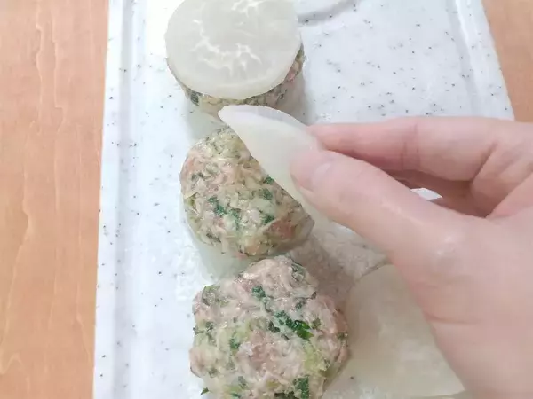 「餃子の皮不要♪大根で挟むだけ「大根餃子」作ってみた！滴るほどジューシーで旨味爆発♡【農家直伝】」の画像