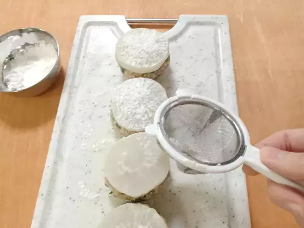 「餃子の皮不要♪大根で挟むだけ「大根餃子」作ってみた！滴るほどジューシーで旨味爆発♡【農家直伝】」の画像