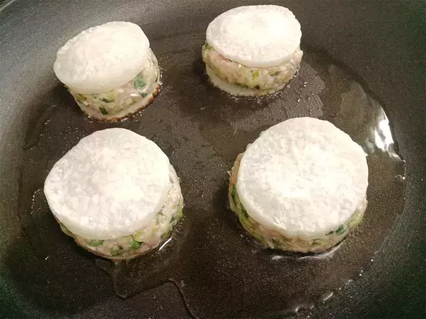 「餃子の皮不要♪大根で挟むだけ「大根餃子」作ってみた！滴るほどジューシーで旨味爆発♡【農家直伝】」の画像