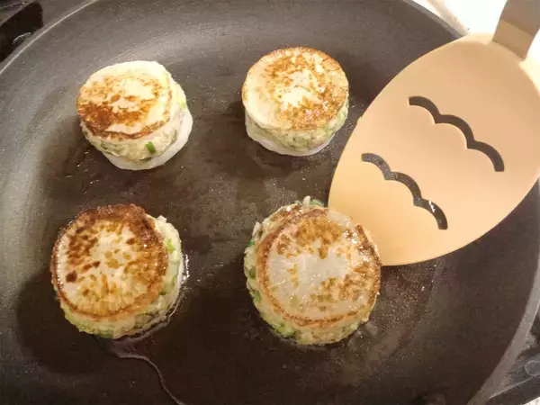 「餃子の皮不要♪大根で挟むだけ「大根餃子」作ってみた！滴るほどジューシーで旨味爆発♡【農家直伝】」の画像