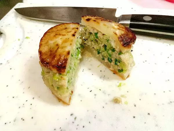 「餃子の皮不要♪大根で挟むだけ「大根餃子」作ってみた！滴るほどジューシーで旨味爆発♡【農家直伝】」の画像