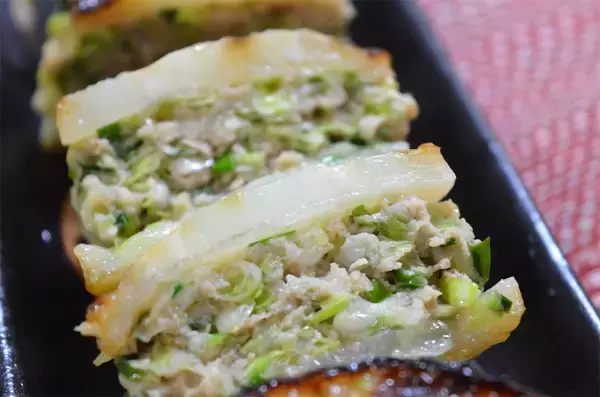 「餃子の皮不要♪大根で挟むだけ「大根餃子」作ってみた！滴るほどジューシーで旨味爆発♡【農家直伝】」の画像