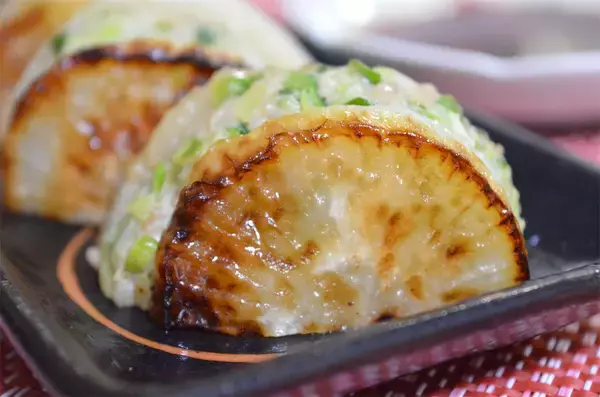 「餃子の皮不要♪大根で挟むだけ「大根餃子」作ってみた！滴るほどジューシーで旨味爆発♡【農家直伝】」の画像