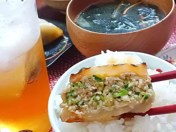 「餃子の皮不要♪大根で挟むだけ「大根餃子」作ってみた！滴るほどジューシーで旨味爆発♡【農家直伝】」の画像