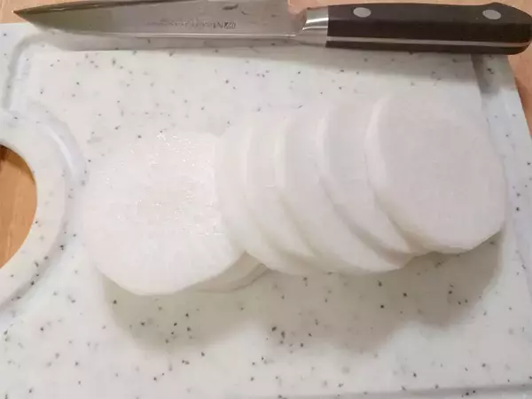 「餃子の皮不要♪大根で挟むだけ「大根餃子」作ってみた！滴るほどジューシーで旨味爆発♡【農家直伝】」の画像