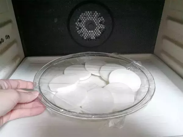 「餃子の皮不要♪大根で挟むだけ「大根餃子」作ってみた！滴るほどジューシーで旨味爆発♡【農家直伝】」の画像