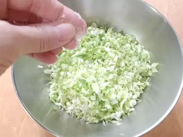 「餃子の皮不要♪大根で挟むだけ「大根餃子」作ってみた！滴るほどジューシーで旨味爆発♡【農家直伝】」の画像