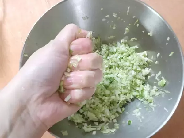 「餃子の皮不要♪大根で挟むだけ「大根餃子」作ってみた！滴るほどジューシーで旨味爆発♡【農家直伝】」の画像