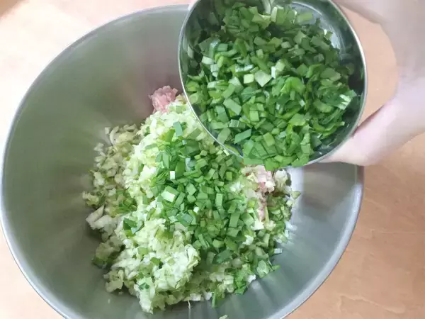 「餃子の皮不要♪大根で挟むだけ「大根餃子」作ってみた！滴るほどジューシーで旨味爆発♡【農家直伝】」の画像