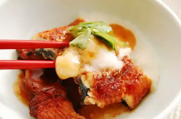 「【口内炎でもスルスル食べれる】お手軽スタミナ食「ウナギのとろろ蒸し」作ってみた！甘ダレにとろろが絡む〜♡」の画像