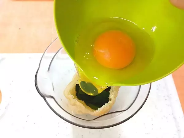 「【新世紀ゆでたまご】生卵を詰めて煮る「油揚げの袋煮」作ってみた！だし汁シミシミ大優勝♪【農家直伝】」の画像