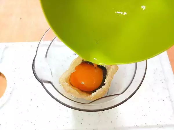 「【新世紀ゆでたまご】生卵を詰めて煮る「油揚げの袋煮」作ってみた！だし汁シミシミ大優勝♪【農家直伝】」の画像