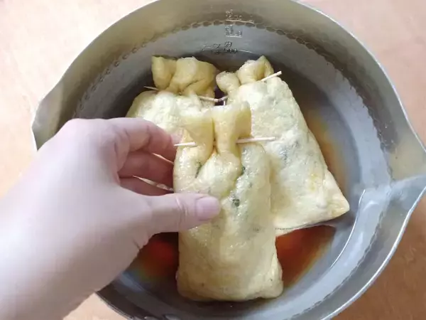 「【新世紀ゆでたまご】生卵を詰めて煮る「油揚げの袋煮」作ってみた！だし汁シミシミ大優勝♪【農家直伝】」の画像