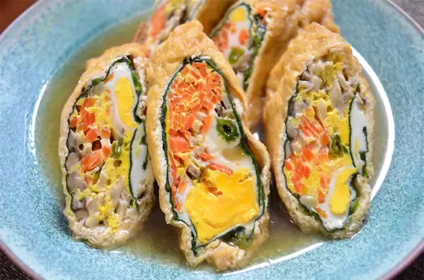 「【新世紀ゆでたまご】生卵を詰めて煮る「油揚げの袋煮」作ってみた！だし汁シミシミ大優勝♪【農家直伝】」の画像