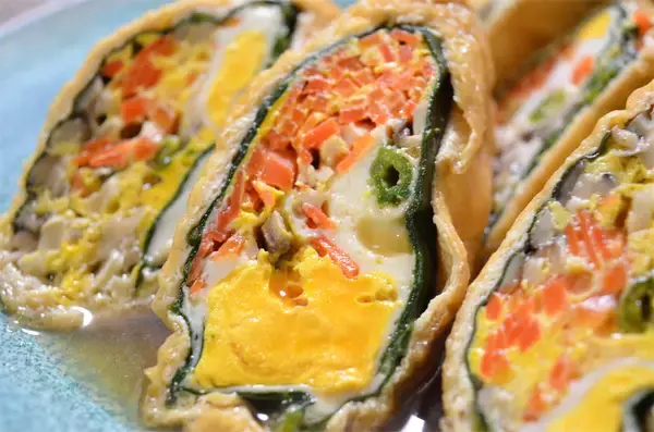 「【新世紀ゆでたまご】生卵を詰めて煮る「油揚げの袋煮」作ってみた！だし汁シミシミ大優勝♪【農家直伝】」の画像