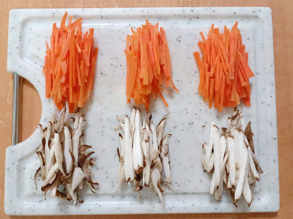 【新世紀ゆでたまご】生卵を詰めて煮る「油揚げの袋煮」作ってみた！だし汁シミシミ大優勝♪【農家直伝】