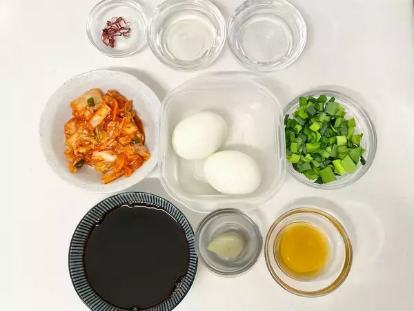 「やみつき確定！ご飯がススム〜「半熟卵のピリ辛キムチ漬け」作ってみた！【ゆで卵アレンジ】」の画像