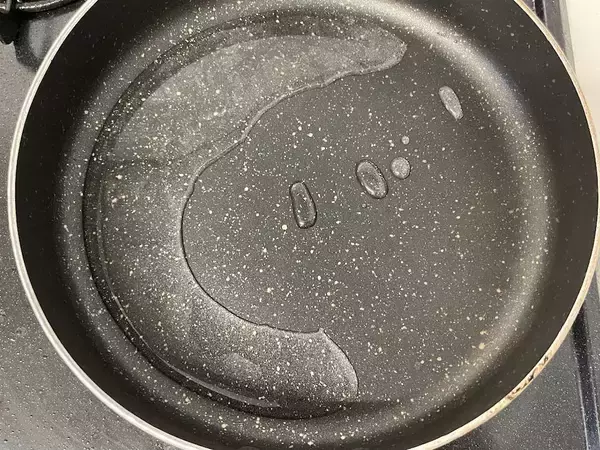 「やみつき確定！ご飯がススム〜「半熟卵のピリ辛キムチ漬け」作ってみた！【ゆで卵アレンジ】」の画像