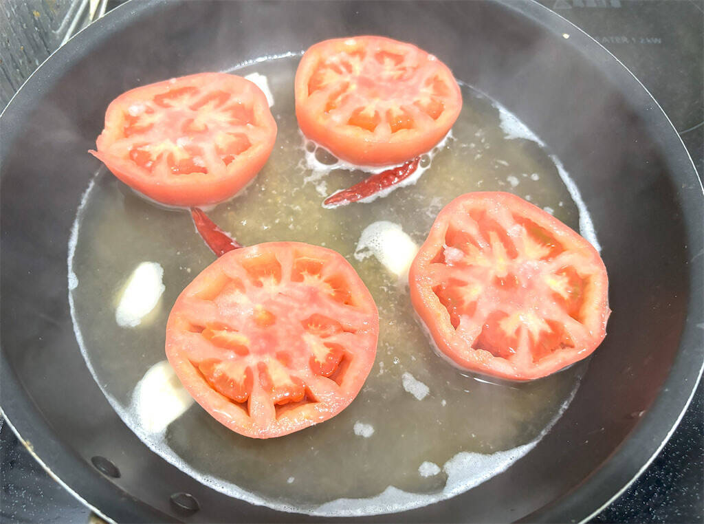 【星付き店の元料理長】市販の素不要！トマトで出汁をとって…「トマト鍋」に挑戦♪食材の旨味出まくり♡