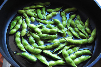 【レジェンド料理家の“枝豆の茹で方”】え、最初に塩振るの!?まさかの茹でない!?こんなに少ない水で…!?