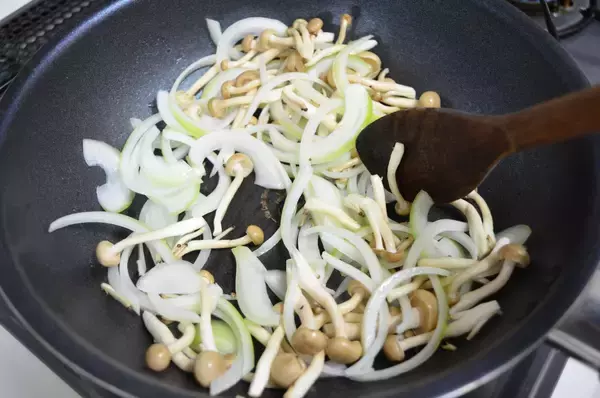 「【プロ級の味が爆速完成】1本で味キマる「洋食おまかせ」で本格ハッシュドビーフ＆ミネストローネ作ってみた！」の画像