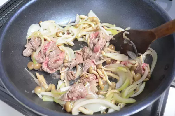 「【プロ級の味が爆速完成】1本で味キマる「洋食おまかせ」で本格ハッシュドビーフ＆ミネストローネ作ってみた！」の画像