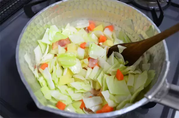 「【プロ級の味が爆速完成】1本で味キマる「洋食おまかせ」で本格ハッシュドビーフ＆ミネストローネ作ってみた！」の画像