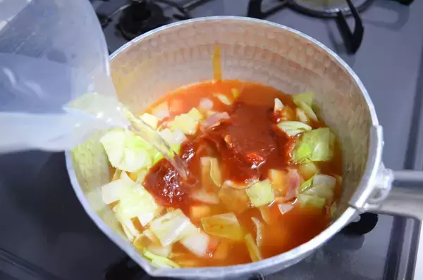 「【プロ級の味が爆速完成】1本で味キマる「洋食おまかせ」で本格ハッシュドビーフ＆ミネストローネ作ってみた！」の画像