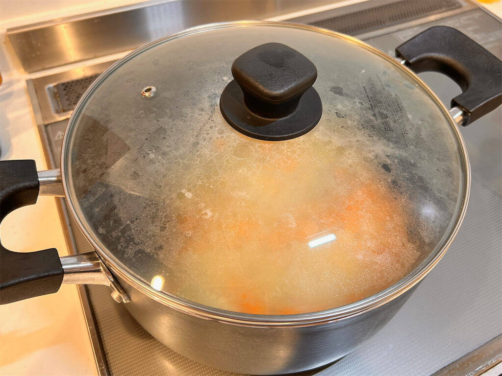 【肉なしでも大満足】お手軽スパイスで本格的な「ベジタリアンカレー」作ってみた！プロの一手はトマトの酸味♪