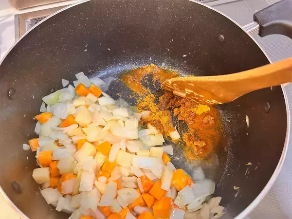 「【肉なしでも大満足】お手軽スパイスで本格的な「ベジタリアンカレー」作ってみた！プロの一手はトマトの酸味♪」の画像