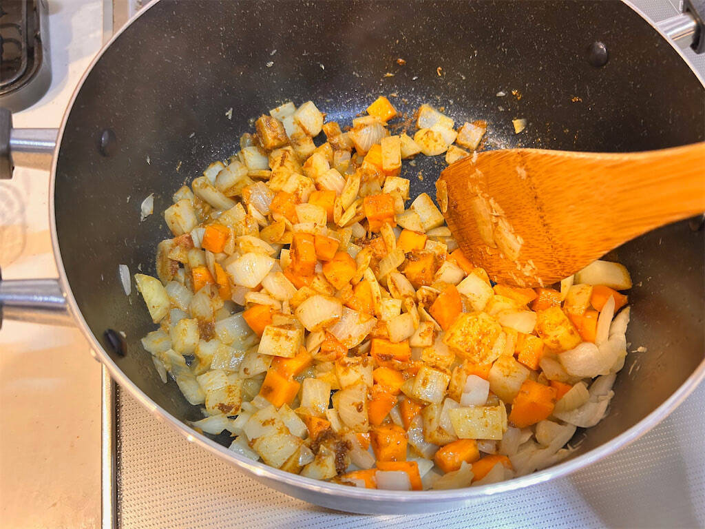 【肉なしでも大満足】お手軽スパイスで本格的な「ベジタリアンカレー」作ってみた！プロの一手はトマトの酸味♪