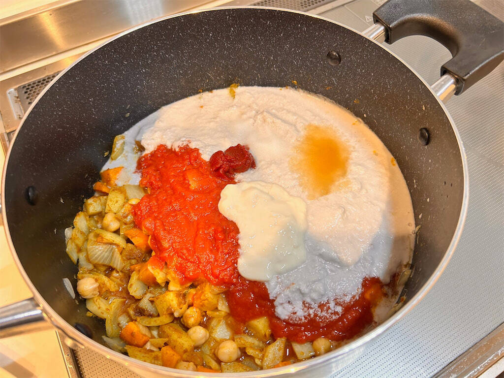 【肉なしでも大満足】お手軽スパイスで本格的な「ベジタリアンカレー」作ってみた！プロの一手はトマトの酸味♪