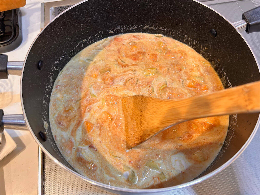 【肉なしでも大満足】お手軽スパイスで本格的な「ベジタリアンカレー」作ってみた！プロの一手はトマトの酸味♪