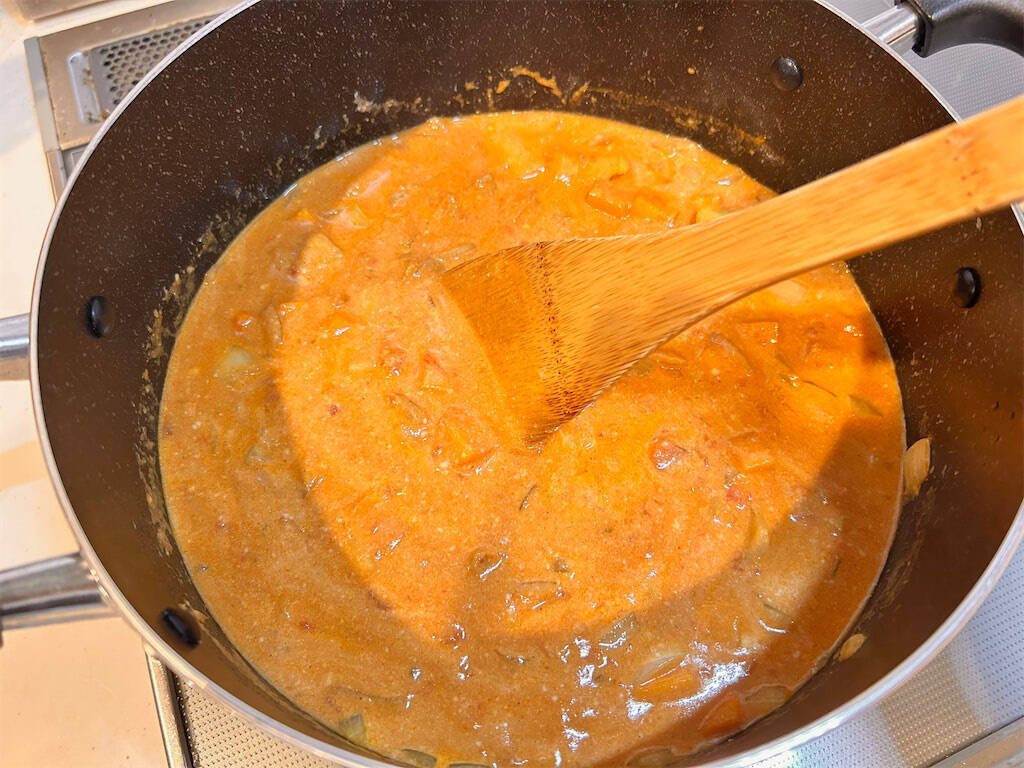 【肉なしでも大満足】お手軽スパイスで本格的な「ベジタリアンカレー」作ってみた！プロの一手はトマトの酸味♪