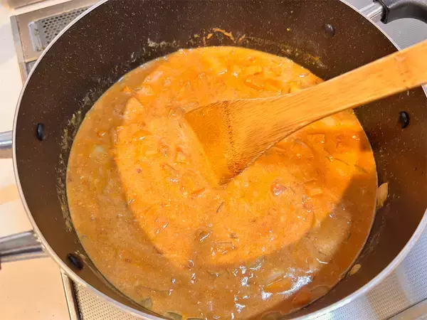 「【肉なしでも大満足】お手軽スパイスで本格的な「ベジタリアンカレー」作ってみた！プロの一手はトマトの酸味♪」の画像