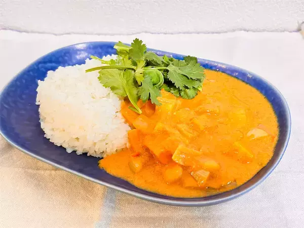「【肉なしでも大満足】お手軽スパイスで本格的な「ベジタリアンカレー」作ってみた！プロの一手はトマトの酸味♪」の画像