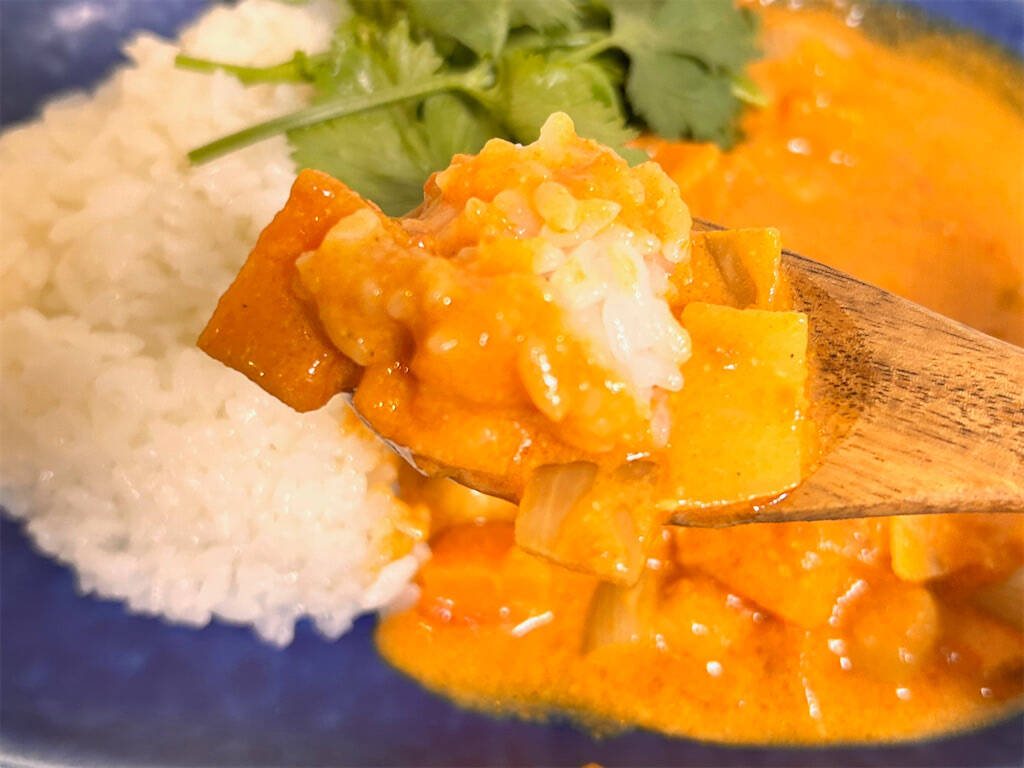 【肉なしでも大満足】お手軽スパイスで本格的な「ベジタリアンカレー」作ってみた！プロの一手はトマトの酸味♪