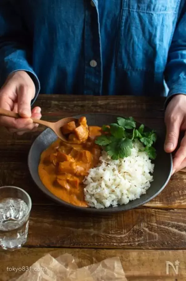 「【肉なしでも大満足】お手軽スパイスで本格的な「ベジタリアンカレー」作ってみた！プロの一手はトマトの酸味♪」の画像